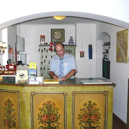 Schwarzes Roessl Hotel *