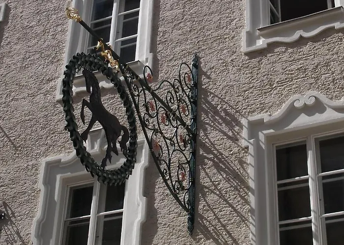 Schwarzes Roessl Hotel *